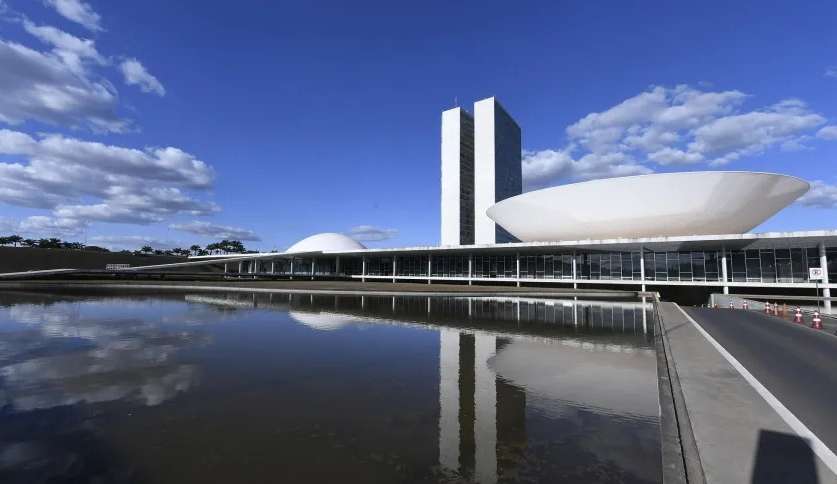 Oito senadores migram para a base do presidente Lula em eleição no Congresso