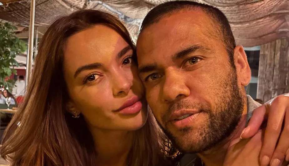 Daniel Alves, dentro da prisão, entra em contato com mulher pedindo para manter o casamento