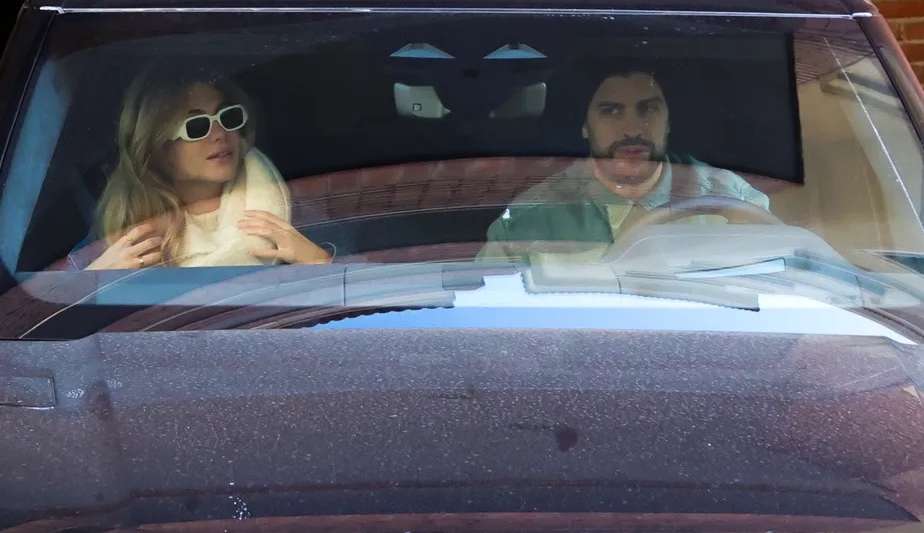 Aniversariando no mesmo dia que Shakira, Piqué comemora com atual namorada