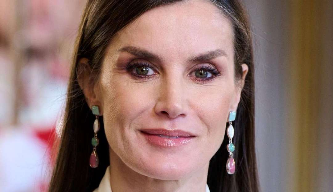 Rainha Letizia, da Espanha, esbanja elegância em tons pastéis