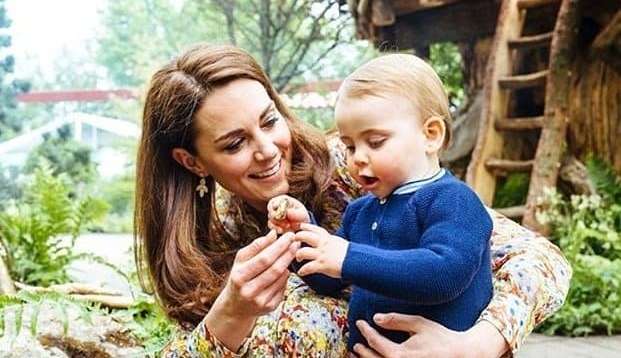 Kate Middleton compartilha foto ainda bebê e fãs apontam semelhança com príncipe Louis