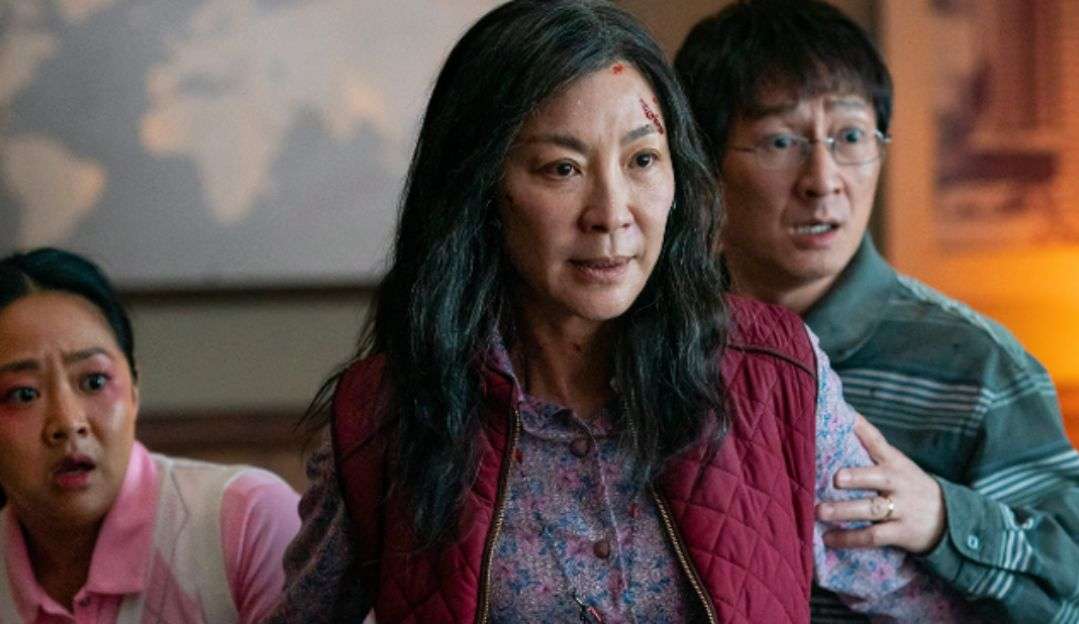 Michelle Yeoh ouviu que deveria se aposentar antes de gravar “Tudo em Todo Lugar ao Mesmo Tempo”