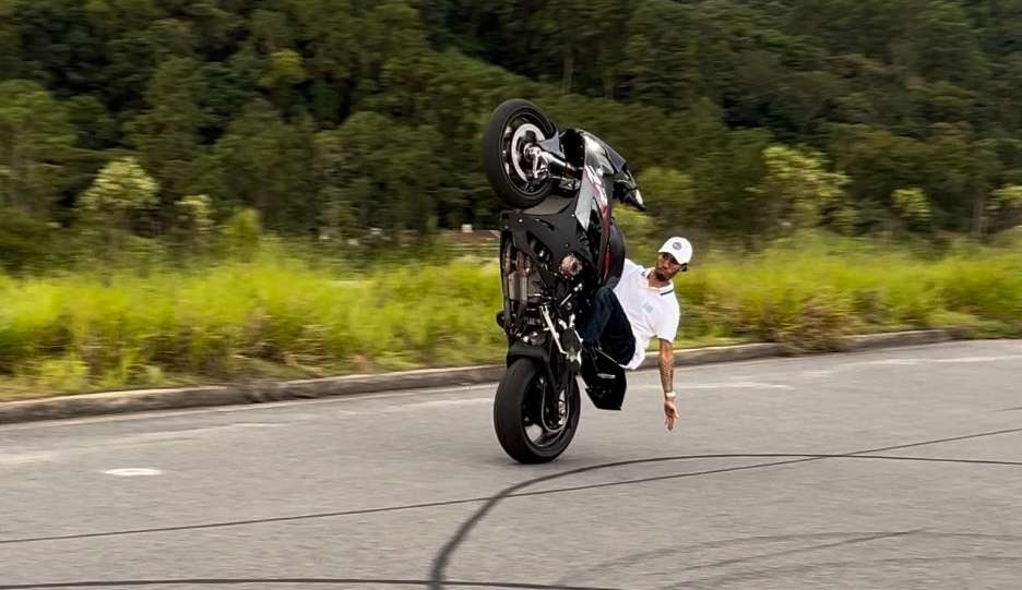 Influenciador Gustavo Fagundes esbanja habilidade fazendo manobras com moto e agita web