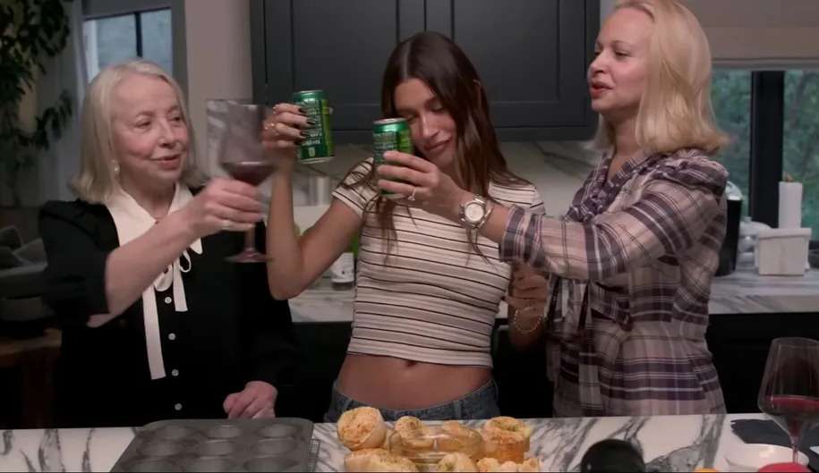 Hailey Bieber faz pão de queijo em casa com a avó e com a mãe, brasileiras