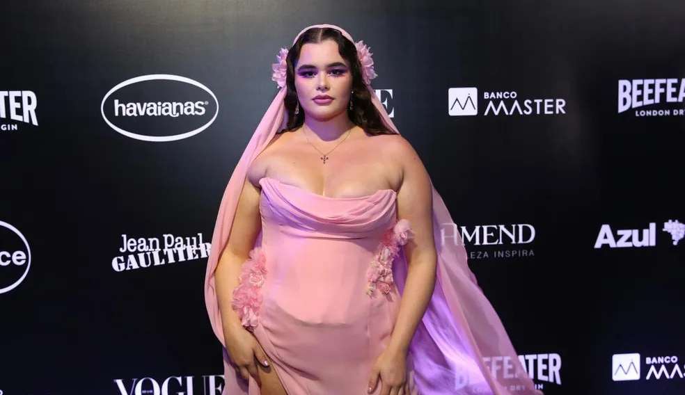 Atriz da série Euphoria comparece ao Baile da Vogue