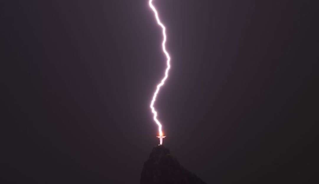Raios que atingiram Cristo Redentor queimaram iluminação do monumento