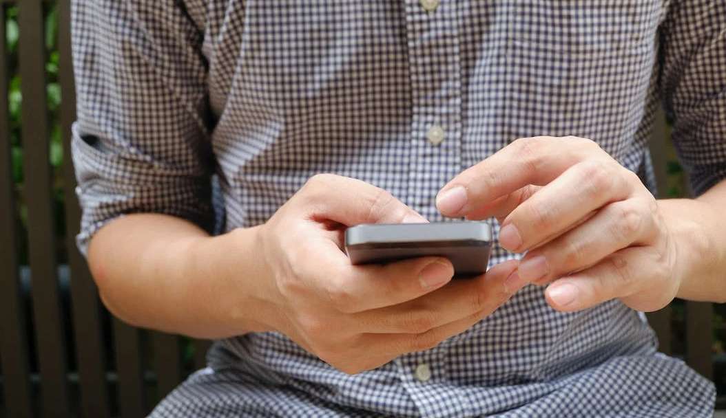 Vício em celular: Entenda como as notificações podem gerar dependência