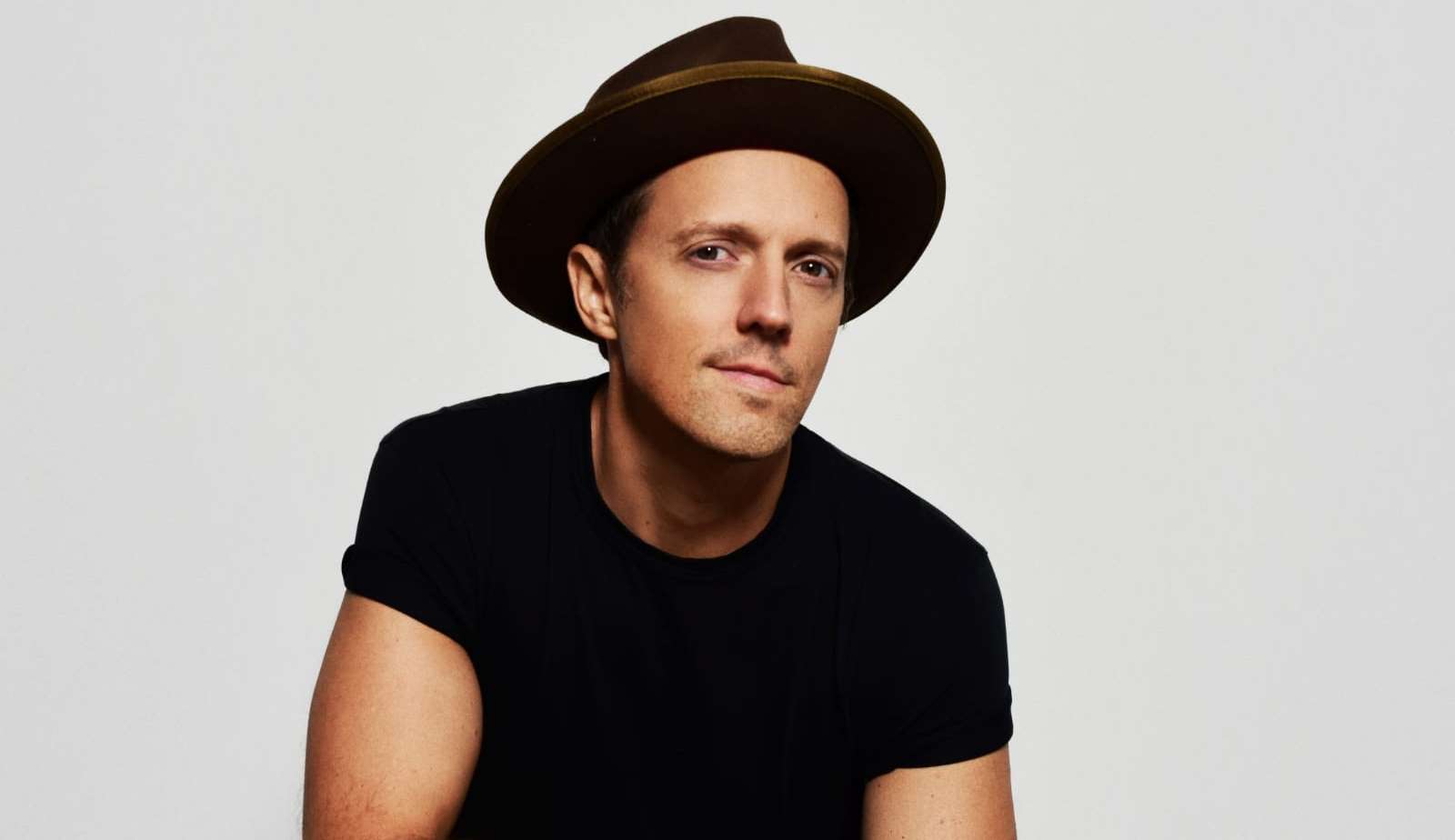 Jason Mraz surge pop e dançante no clipe “I Feel Like Dancing”
