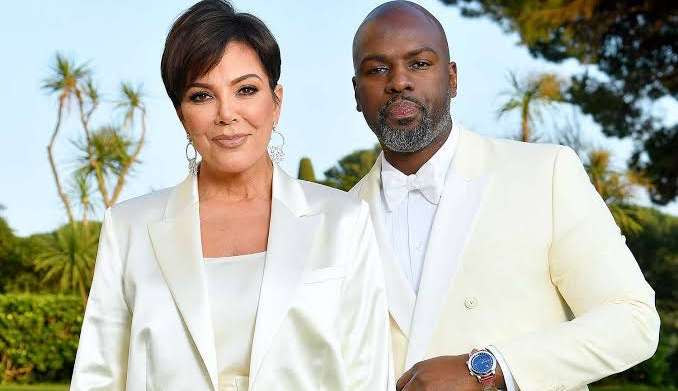 Kris Jenner levanta rumores de casamento após posar com anel milionário