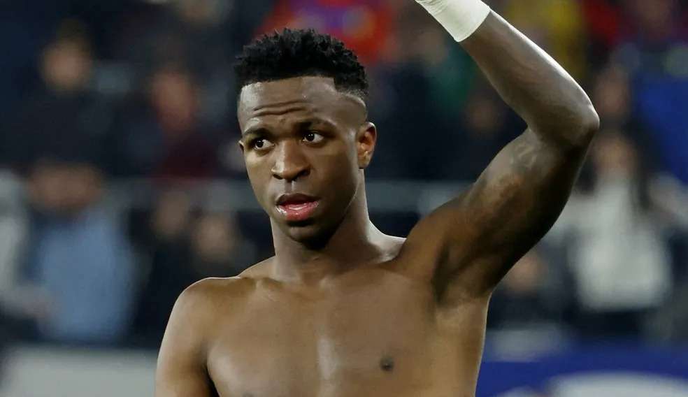 As câmeras flagram insultos a Vinicius Junior e a revolta do brasileiro contra o árbitro em partida do Real