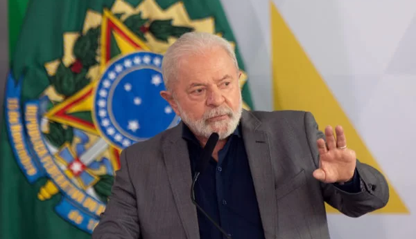 Lula interrompe folga para visitar áreas de São Paulo atingidas por Temporais