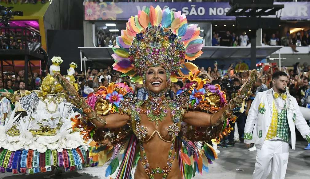 Veja o look e a make de Sabrina Sato para o desfile na Sapucaí