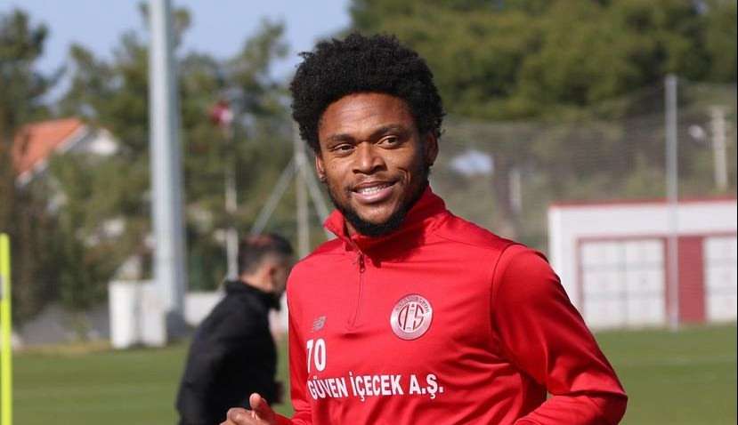 Internacional anuncia retorno de Luiz Adriano