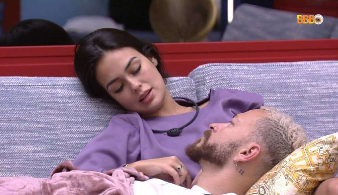 Fred e Larissa são flagrados no quarto deserto