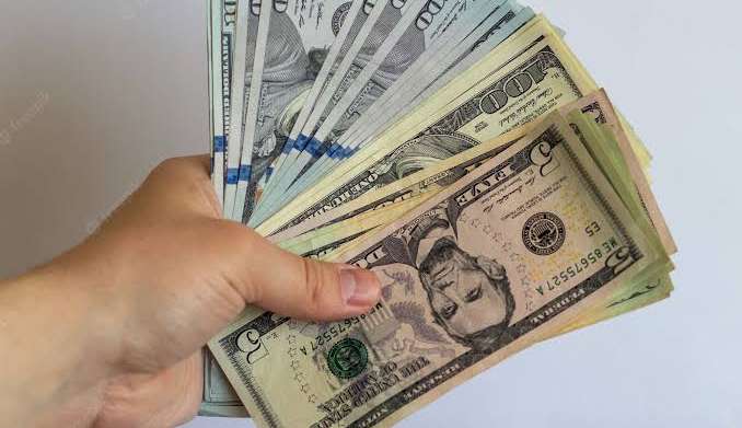 Com influência do exterior dólar tem alta firme ante o real