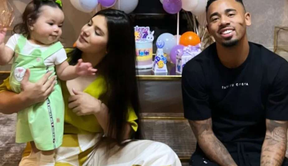Gabriel Jesus e Raiane Lima comemoram os 9 meses da filha, após reatar relacionamento