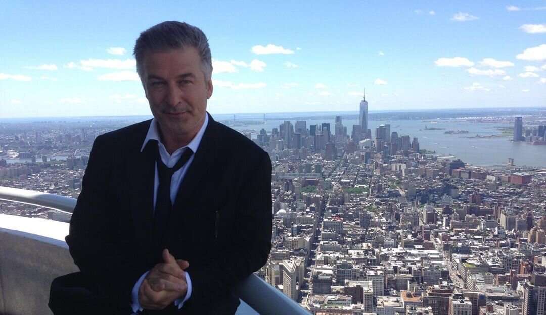 Alec Baldwin e produtores de Rust estão sendo processados por três funcionários que trabalharam no set de filmagens