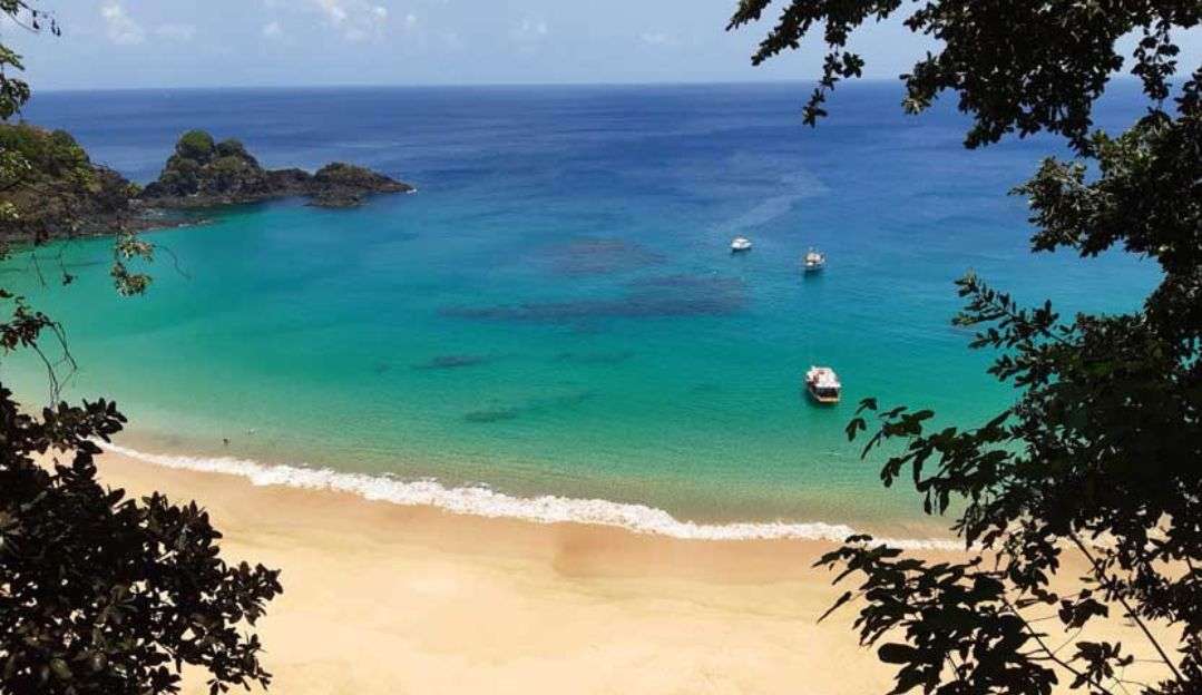 Baía do Sancho é apontada como a melhor praia do mundo em 2023 em ranking de site de turismo