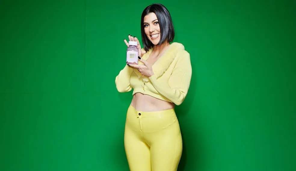 Kourtney Kardashian responde seguidor sobre estar grávida