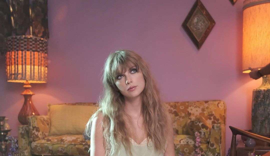 Taylor Swift divulga bastidores do videoclipe “Lavender Haze”