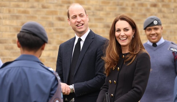 No mesmo dia do aniversário da Rainha Elizabeth II, Príncipe Philip e Kate Middleton volta aos compromissos da realeza