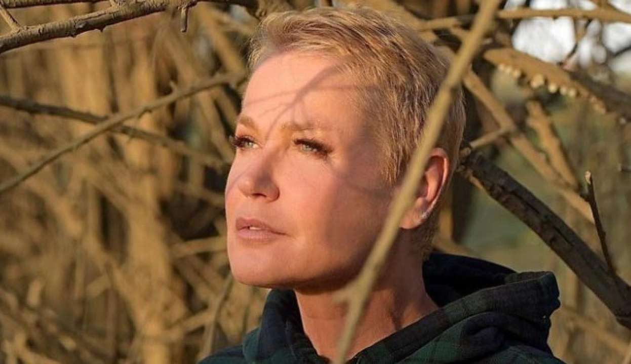Xuxa teve dificuldade em assistir o próprio documentário: “Fui muito abusada”