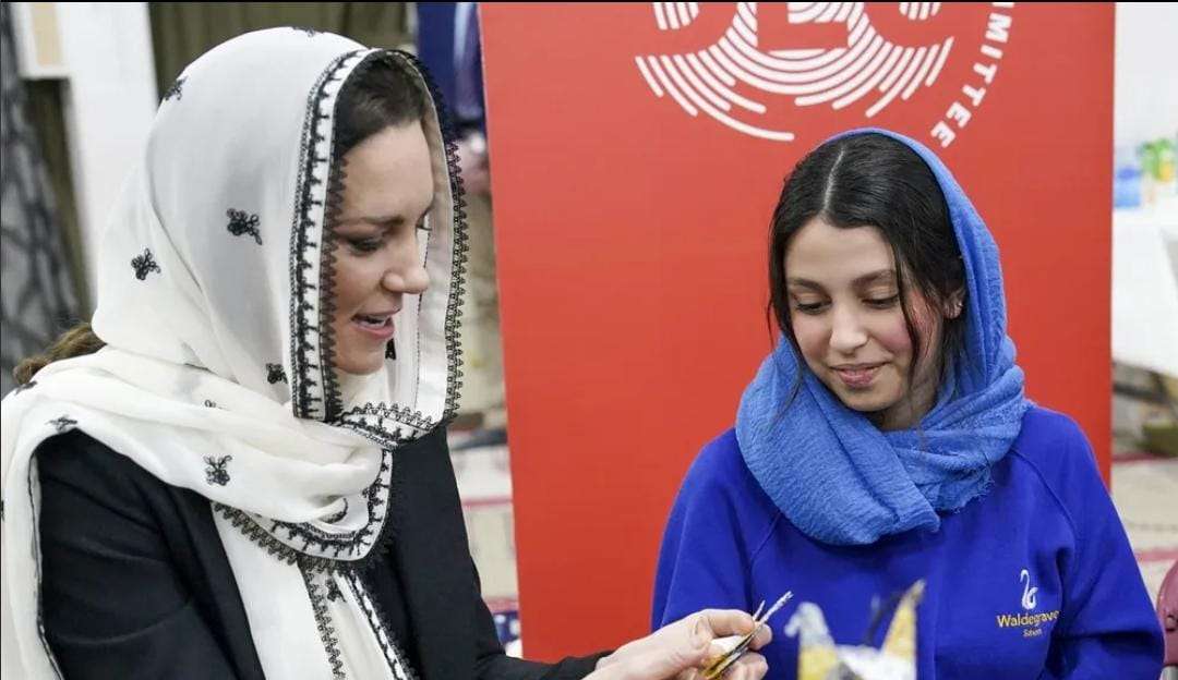 Principe William e Kate Middleton fazem visita a centro comunitário Mulçumano em Londres