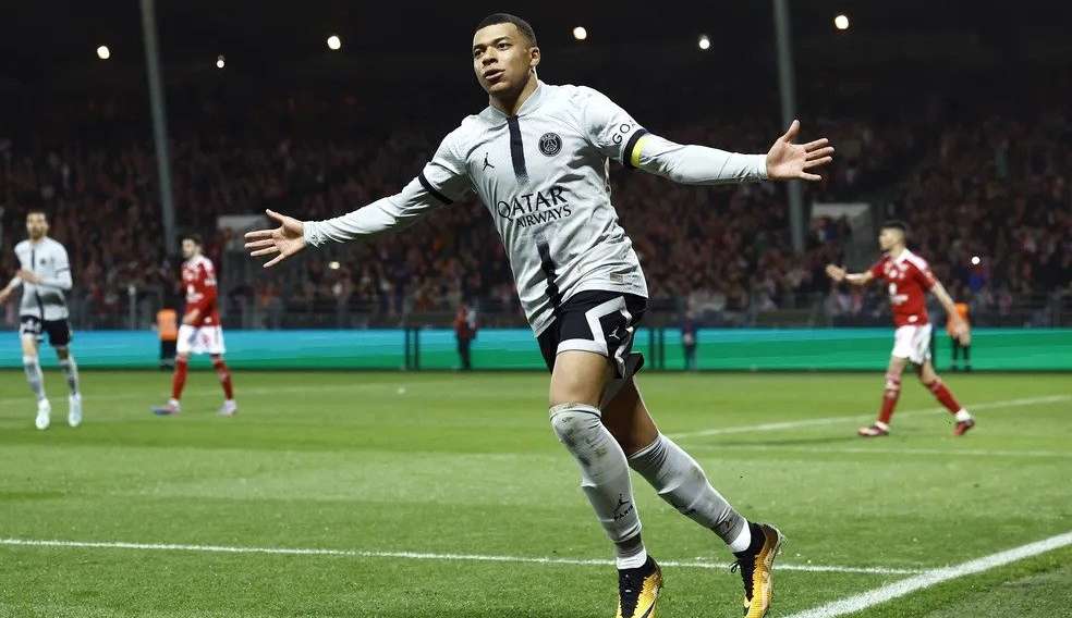 Mbappé marca o 3.000º gol do PSG na Ligue 1 e iguala a marca de Cavani