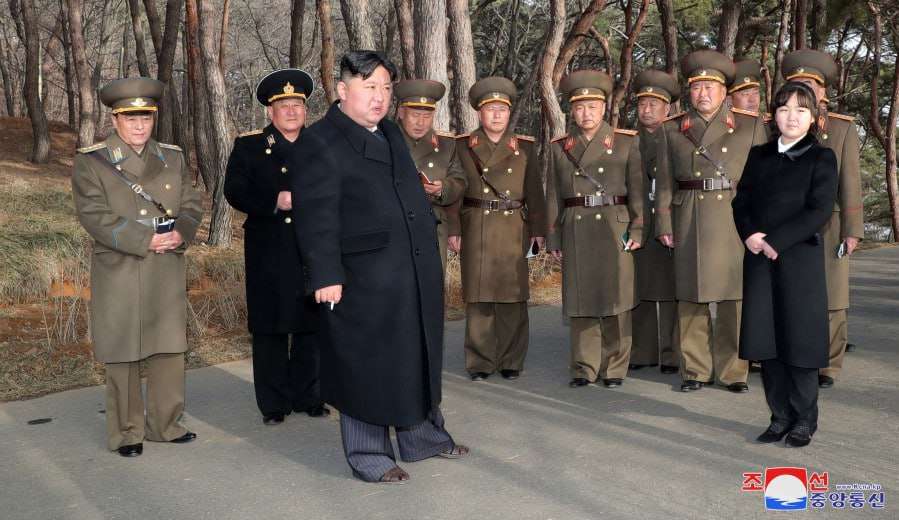 Coreia do Norte afirma ter lançado 2 mísseis de um submarino no mar do Japão