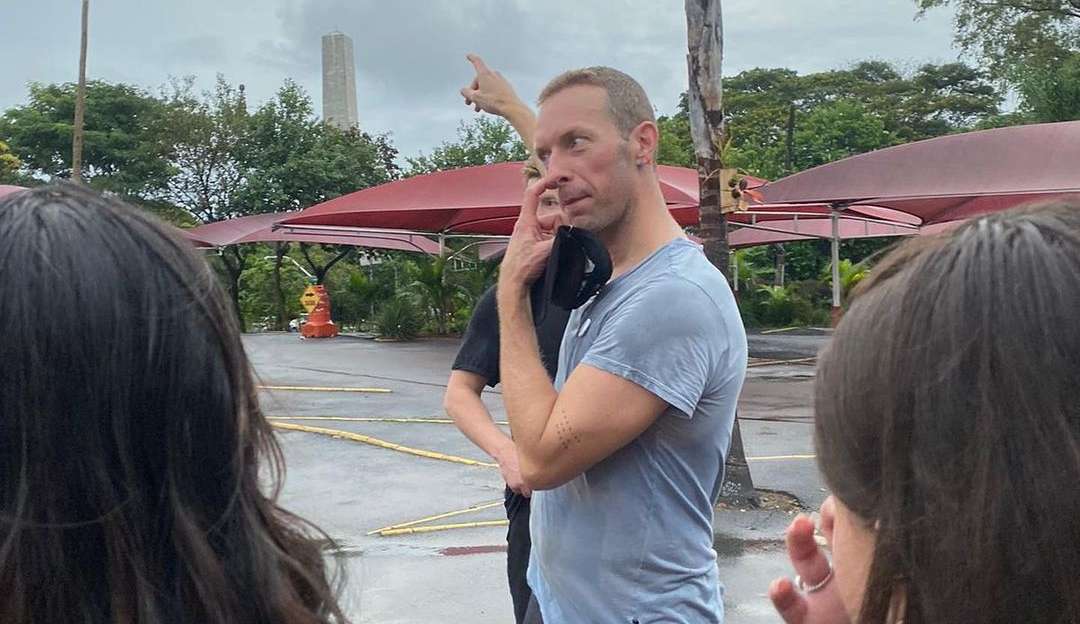 Chris Martin, vocalista do coldplay, surge em ensaio de bateria dos estudantes da USP