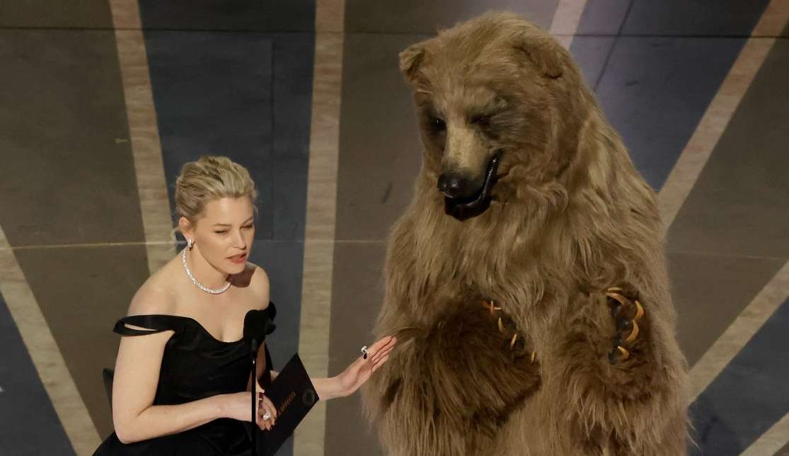 Elizabeth Banks tropeça no palco do Oscar 2023 e web comenta