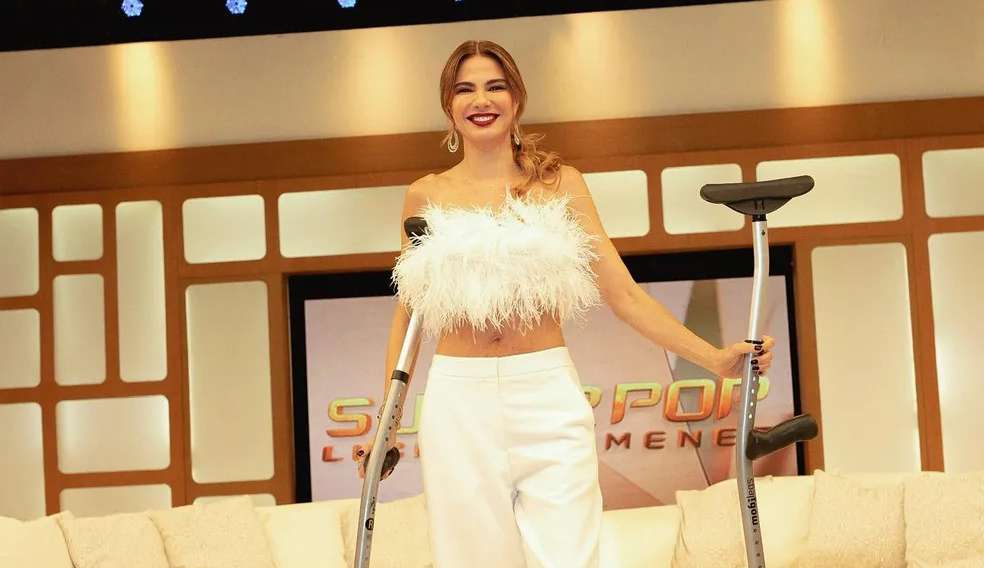 Após sofrer acidente, Luciana Gimenez chora ao contar que não sente melhora na perna