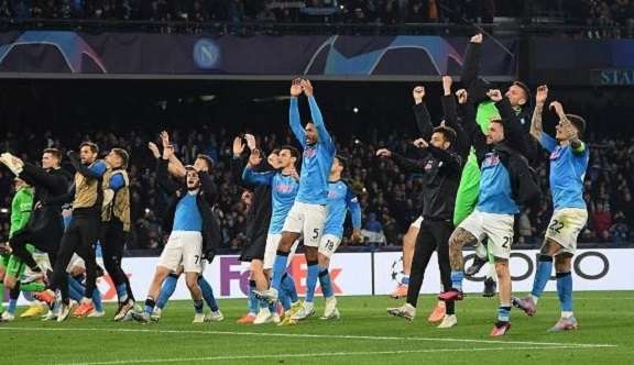 Napoli desencanta e vai às quartas da Champions de forma inédita