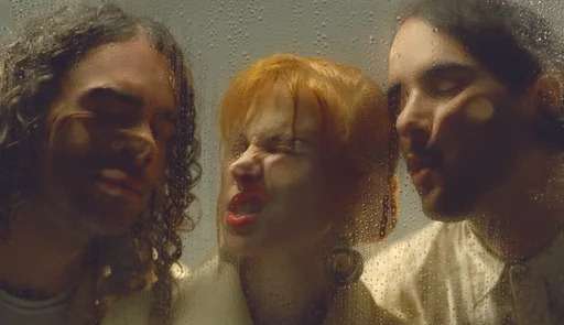 Paramore faz mashup de “Told You So” e “She Wolf”, de Shakira
