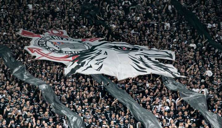 CT do Corinthians é invadido por torcidas organizadas
