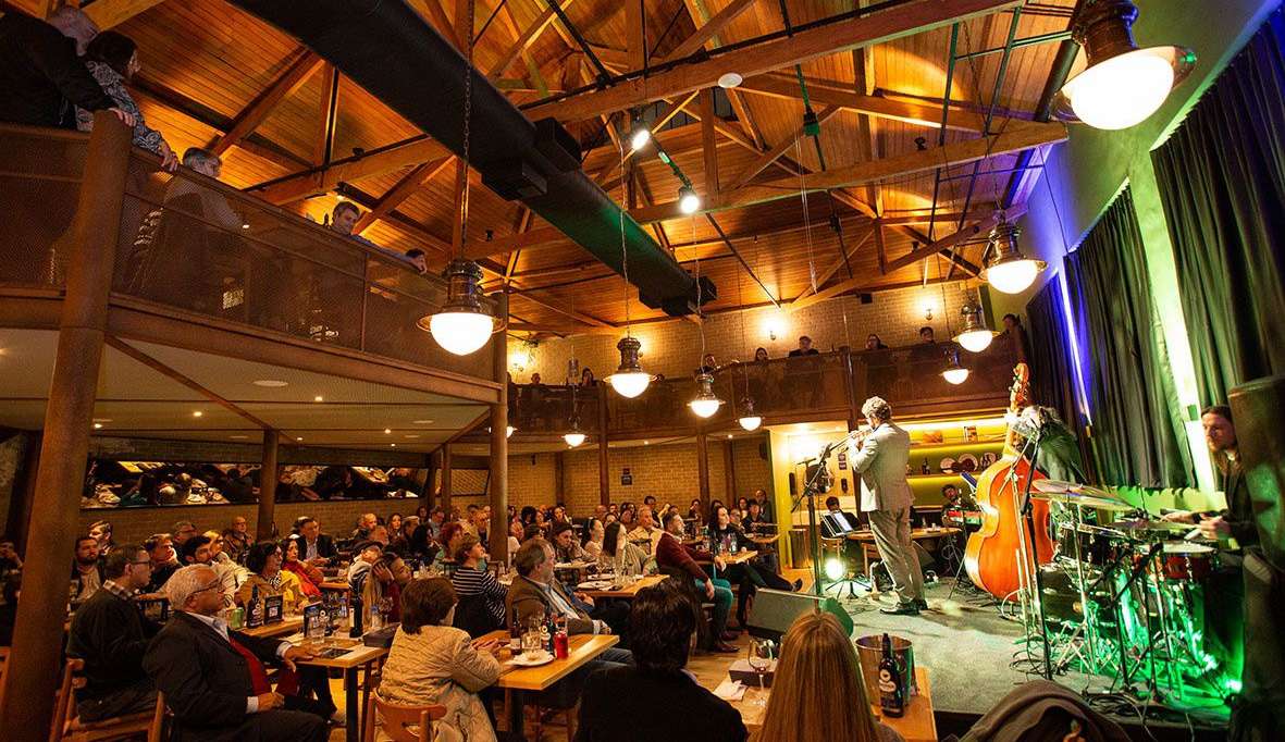 No Mês da Mulher, 1900 Pizzeria promove concerto da banda Samba de Dandara