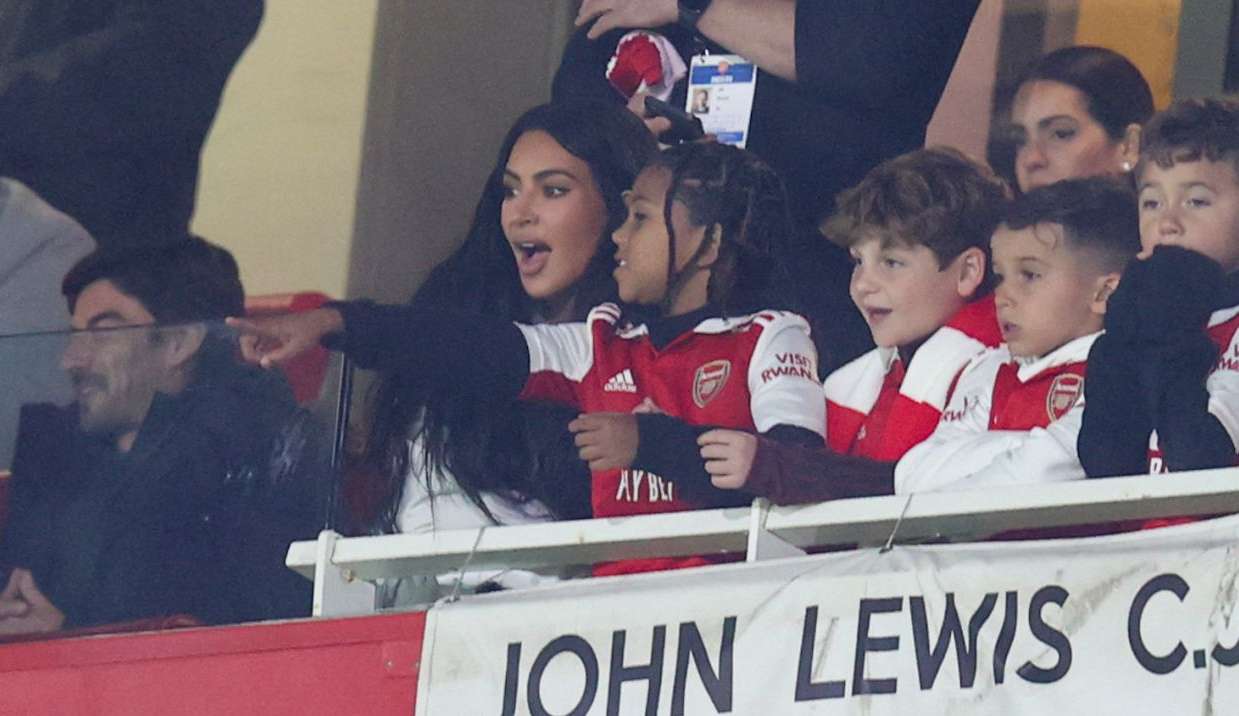 Kim Kardashian causa alvoroço em Londres e é chamada de “pé frio”