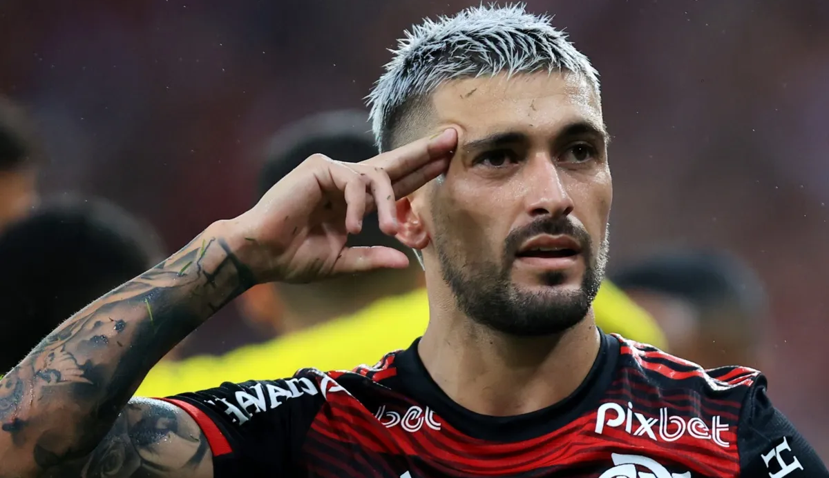 Arrascaeta sente lesão e vira desfalque em jogo decisivo contra o Vasco no Campeonato Carioca