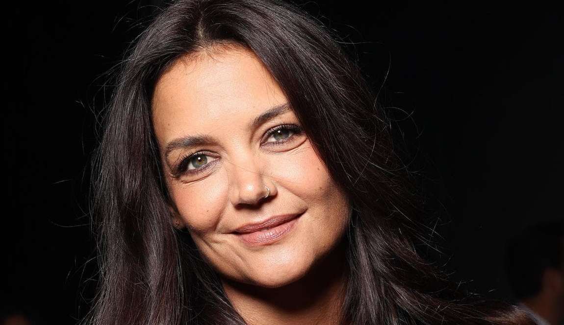 Katie Holmes pega metrô até teatro se apresentar