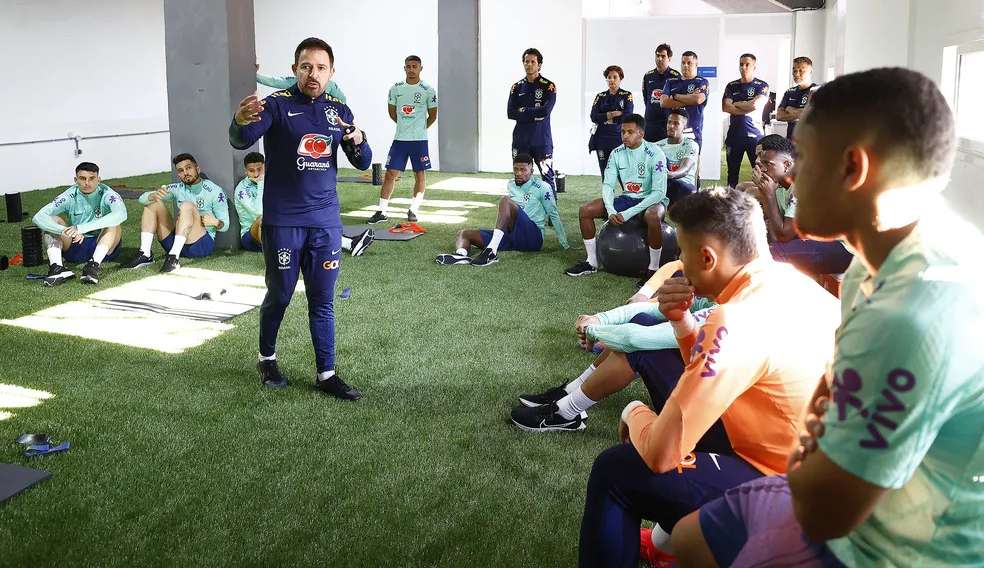 Arthur se apresenta e Seleção Brasileira fica completa para enfrentar Marrocos