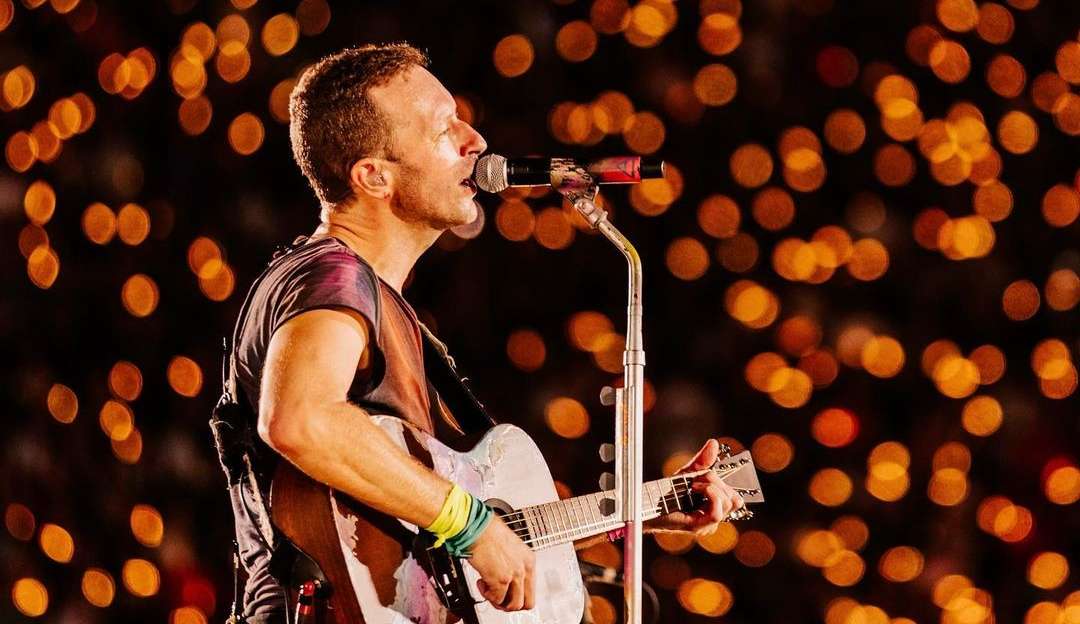 Chris Martin é visto relaxando em hotel em Ipanema