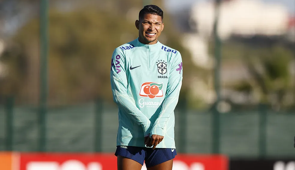 Rony marca gol de bicicleta no treino coletivo da Seleção Brasileira