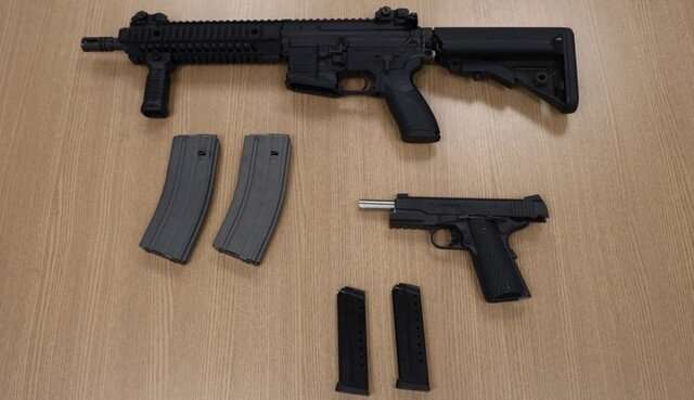 Advogado de Bolsonaro entrega à PF armas que ex-presidente recebeu de presente