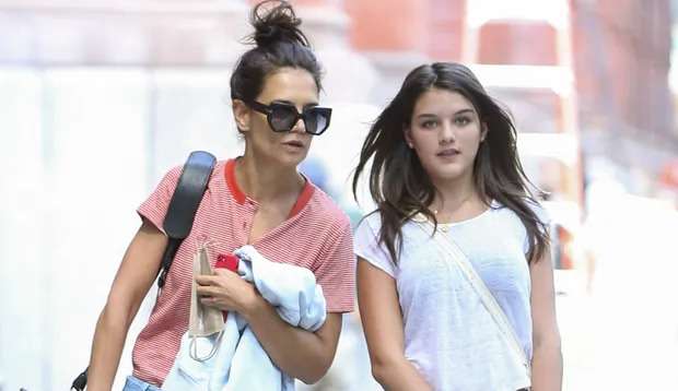 Katie Holmes comenta rumores de que Tom Cruise não vê a filha há 10 anos