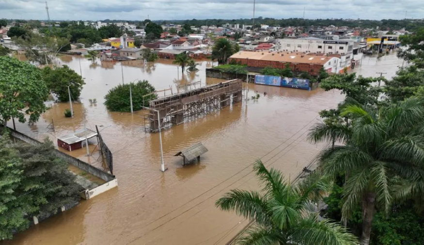 Pai resgata seus filhos gêmeos durante alagamento em Rio Branco