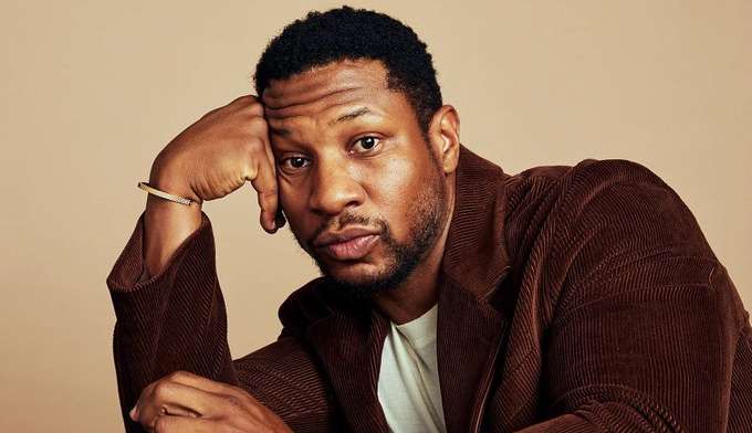 Jonathan Majors é preso por acusação de agressão