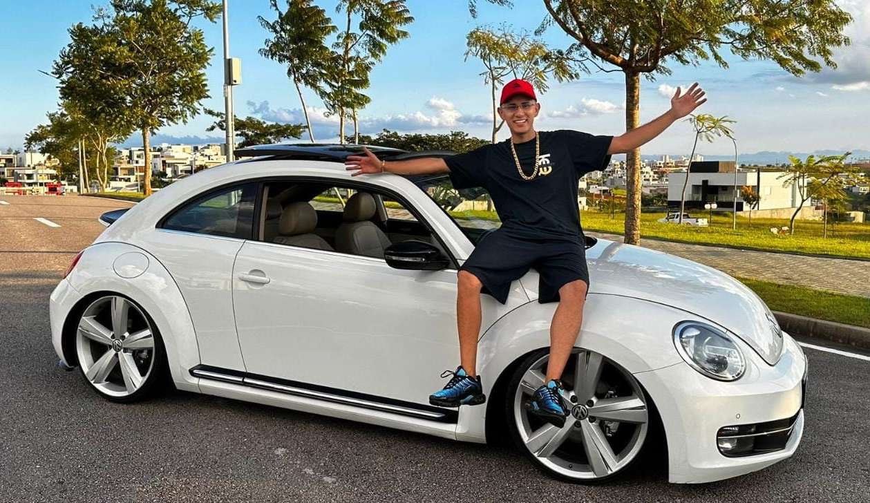 Ex-motoboy, Brunin Prado viraliza na web e ganha 1.9 milhões de seguidores