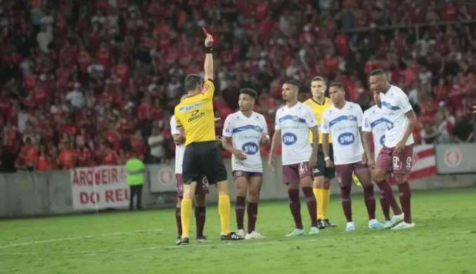 Árbitro do jogo entre Internacional e Caxias relata mais sete expulsões em súmula
