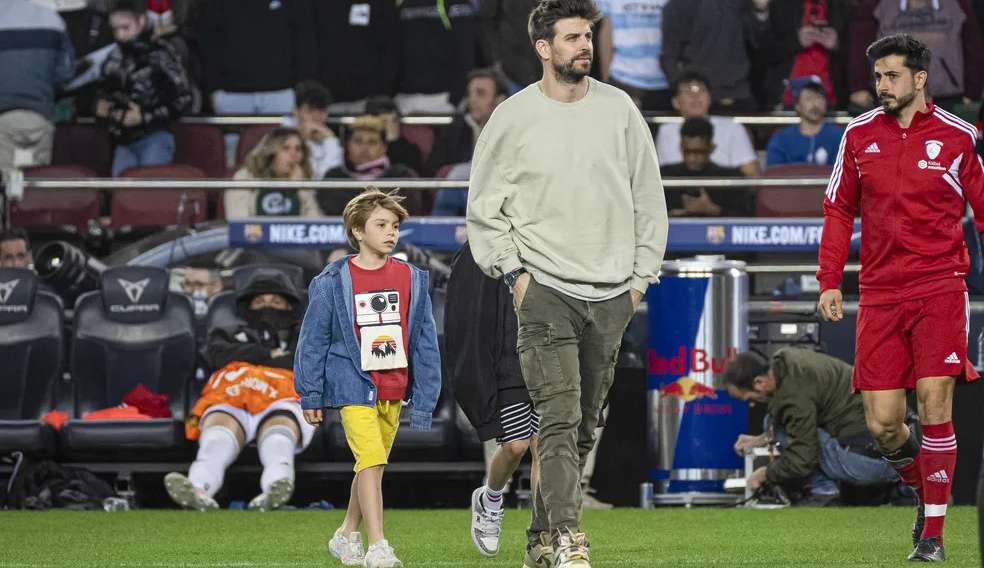 Piqué leva os filhos para uma partida de futebol