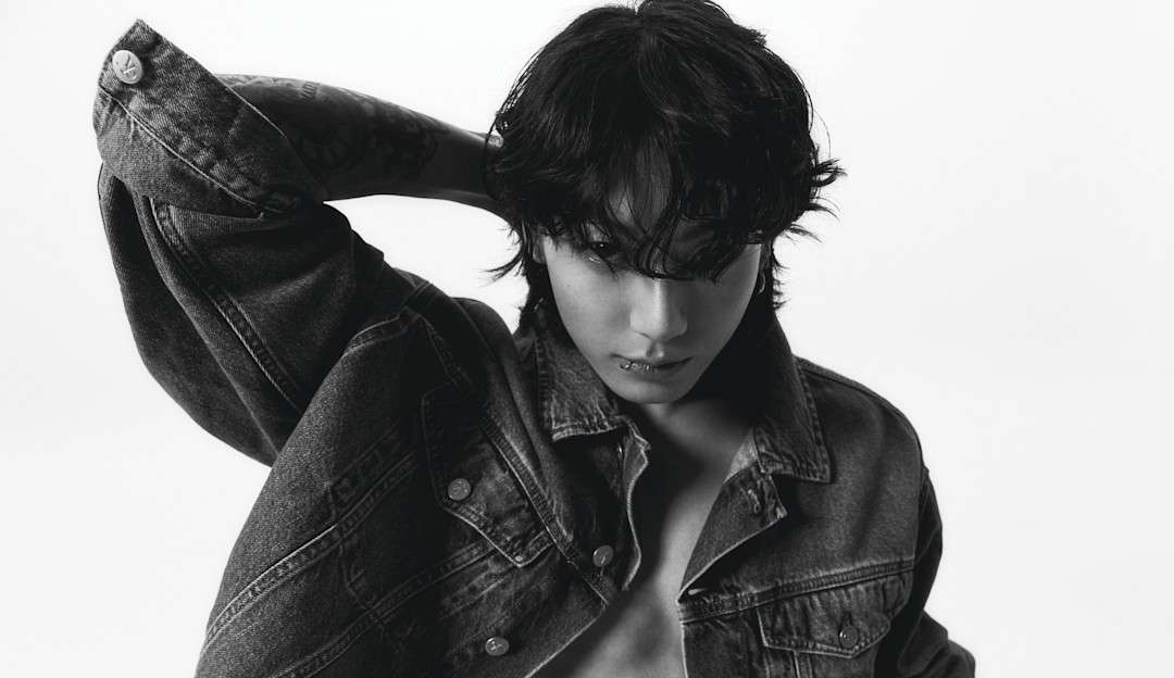Jungkook faz estreia como modelo da Calvin Klein e faz sucesso nas redes